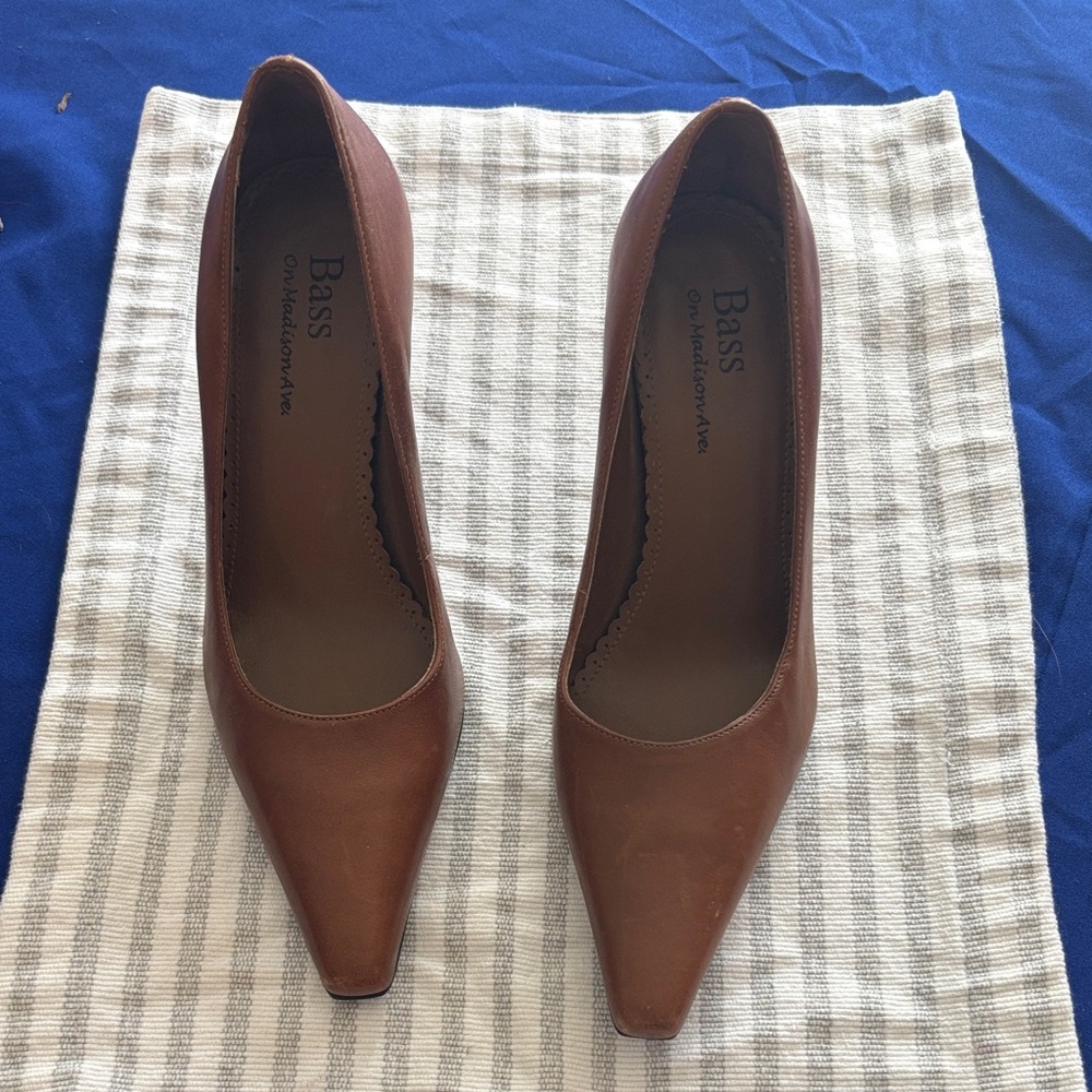Bass Brown Leather Pointed Toe Pumps size 7M